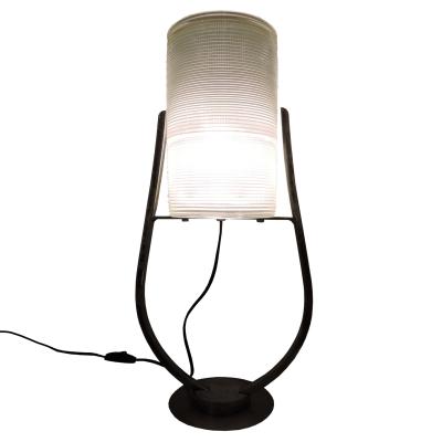 Collection privée - Cette Lampe  n'est plus disponible à la vente. Lampe métal  et verre - Hauteur 53cm