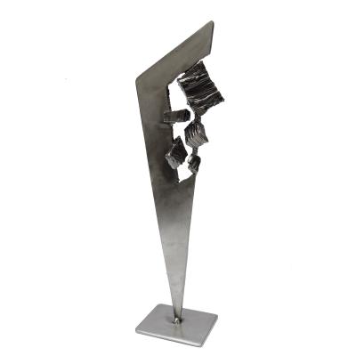 Collection privée - Cette sculpture  n'est plus disponible à la vente - Métal - Hauteur 41 cm   largeur 13 cm  profondeur 6 cm